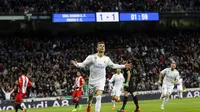 Striker Real Madrid, Cristiano Ronaldo, memborong empat gol saat mengalahkan Girona 6-3 dalam laga lanjutan La Liga 2017-2018 di Santiago Bernabeu, Senin (19/3/2018) dini hari WIB. (AP Photo/Paul White)