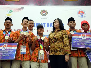 Kontingen Special Olympics Indonesia (SOIna) berfoto bersama dengan Menko PMK, Puan Maharani di Kemenko PMK di Jakarta, Rabu (5/8/2015). Kontingen SOIna meraih 19 emas 14 perak dan 5 perunggu. (Liputan6.com/Helmi Fithriansyah)