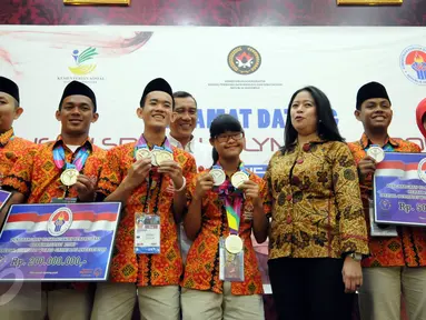Kontingen Special Olympics Indonesia (SOIna) berfoto bersama dengan Menko PMK, Puan Maharani di Kemenko PMK di Jakarta, Rabu (5/8/2015). Kontingen SOIna meraih 19 emas 14 perak dan 5 perunggu. (Liputan6.com/Helmi Fithriansyah)