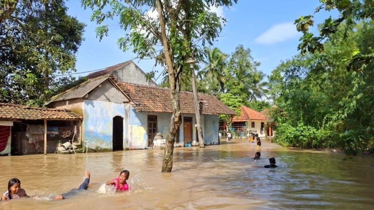 Banjir Serang Lumpuhkan Akses Kampung Nusa, Puluhan KK Terisolasi Akibat Luapan Sungai Cibereum