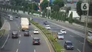 Kendaraan melintasi ruas jalan tol di Jakarta, Selasa (19/5/2020). PT Jasa Marga (Persero) Tbk memprediksi volume lalu lintas selama Lebaran akan mengalami penurunan signifikan sebesar 58,7 persen untuk pasca Idul Fitri akibat larangan mudik selama pandemi COVID-19. (Liputan6.com/Immanuel Antonius)