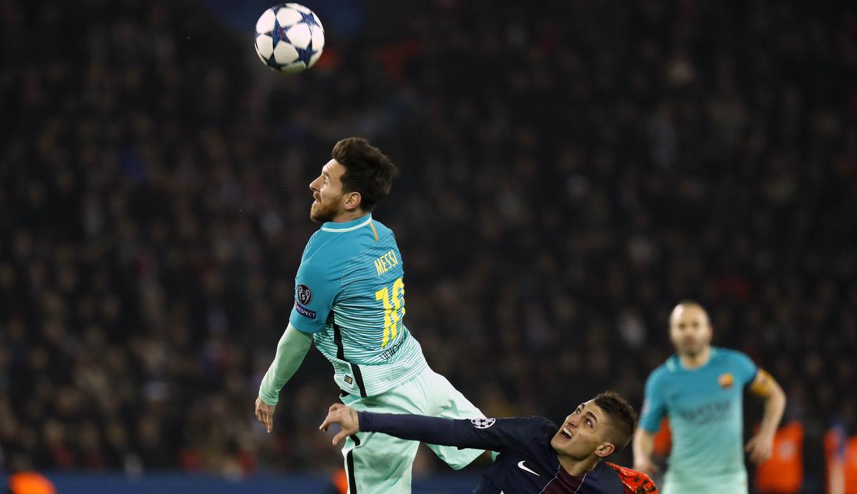 Pemain Paris Saint Germain,  Marco Verratti (bawah) berusaha menghadang Lionel Messi pada babak 16 besar Liga Champions di Parc des Princes Stadium, Paris (14/2/2017). Barcelona kalah 0-4. (EPA/Etienne Laurent)