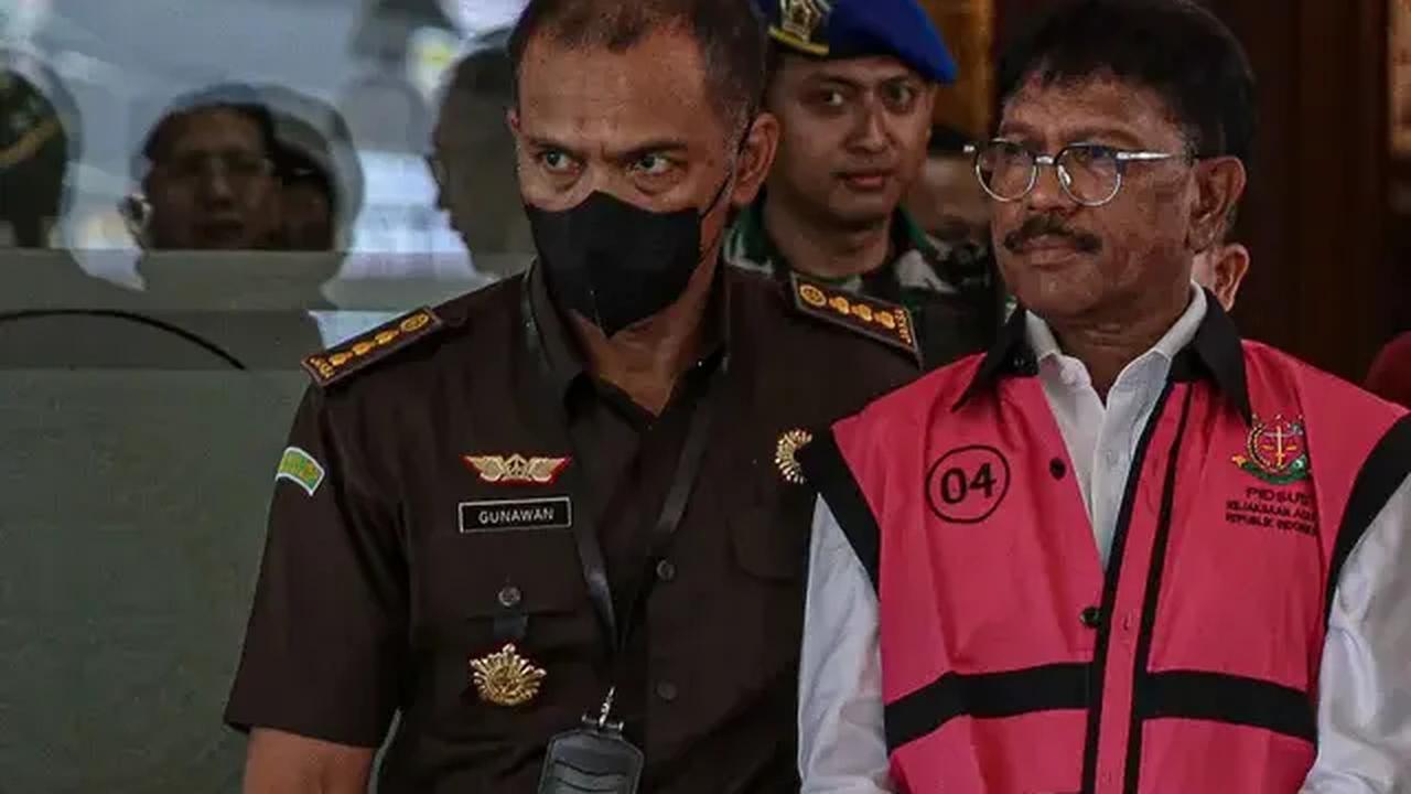 Jaksa menyebut Johnny memperkaya diri sendiri sebesar Rp17.848.308.000,00.