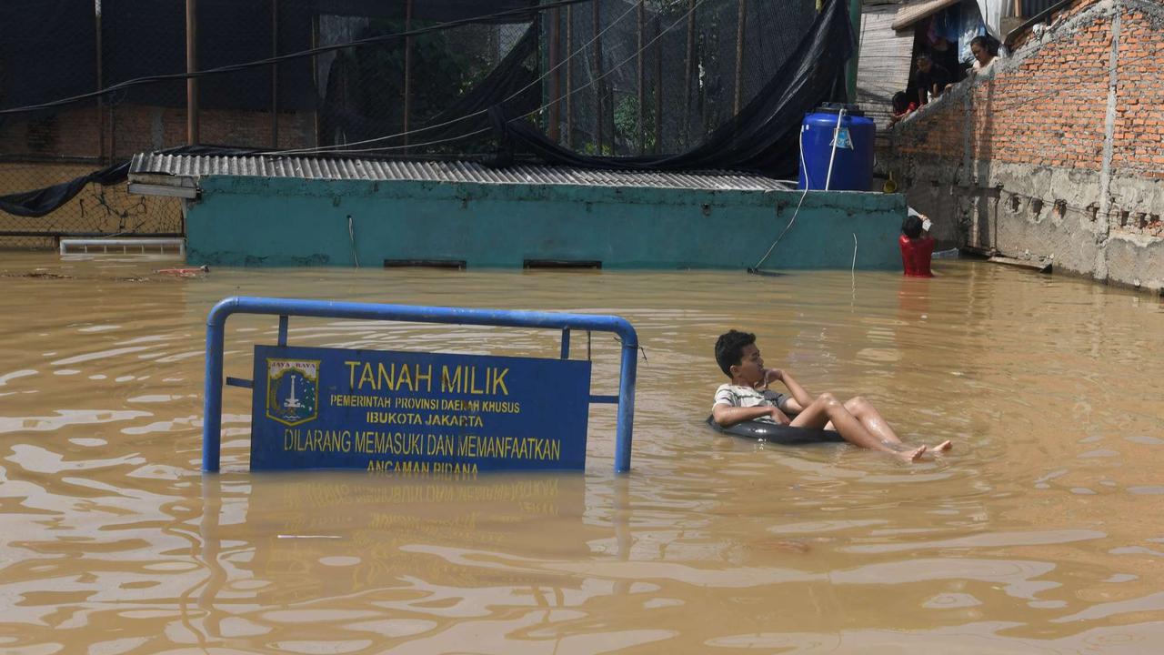 Banjir akibat luapan Sungai Ciliwung di Jakarta