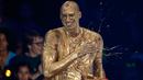 Senyum Kobe Bryant usai menerima semprotan "slimed" saat dirinya menerima penghargaan "Legenda" Kids Choice Sport 2016 di Los Angeles, California, (14/7). (REUTERS/Mario Anzuoni)