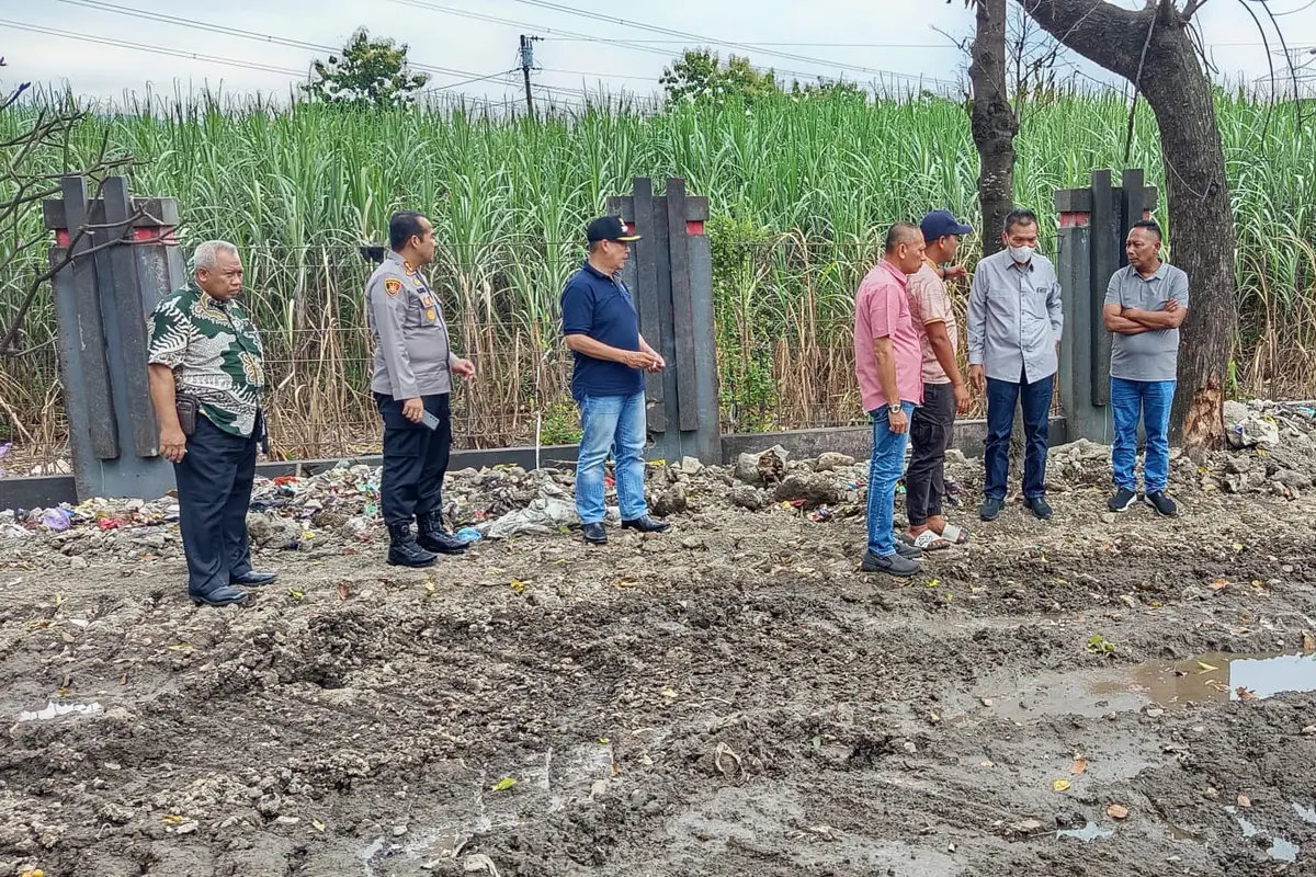 Musthofa didampingi Pj Bupati Kudus Herda Helmijaya, Kapolres Kudus AKBP Roni Bonic dan sejumlah pimpinan dinas terkait mengecek kondisi TPA. (Liputan6.com/Arief Pramono)