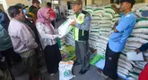 Keluarga Penerima Bantuan Pangan (PBP) antre untuk menerima Bantuan Pangan Non Tunai (BPNT) beras 20 kg di Kantor Kelurahan Rangkapan Jaya Baru, Depok, Jawa Barat, Kamis, (24/7/2025). (merdeka.com/Arie Basuki)