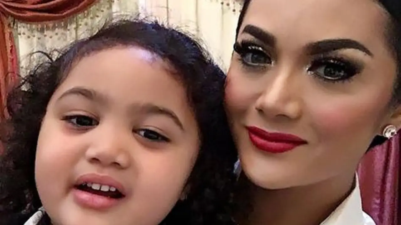 [Bintang] Krisdayanti dan Amora