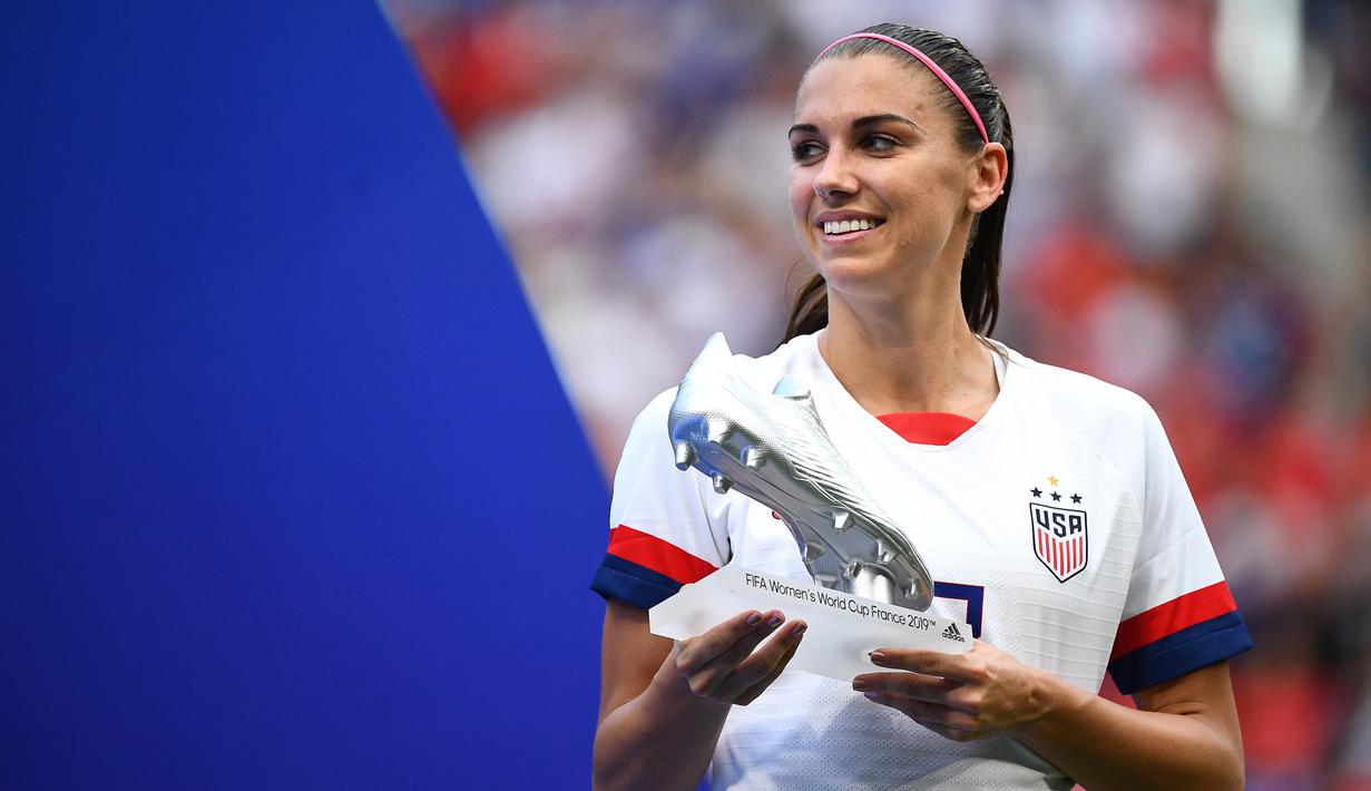Alex Morgan saat mendapatkan Silver Boot pada kompetisi Women’s World Cup football 2019 di Prancis. Alex Morgan membawa Amerika Serikat menang 2-0 atas Belanda di laga final. (AFP/Franck Fife)