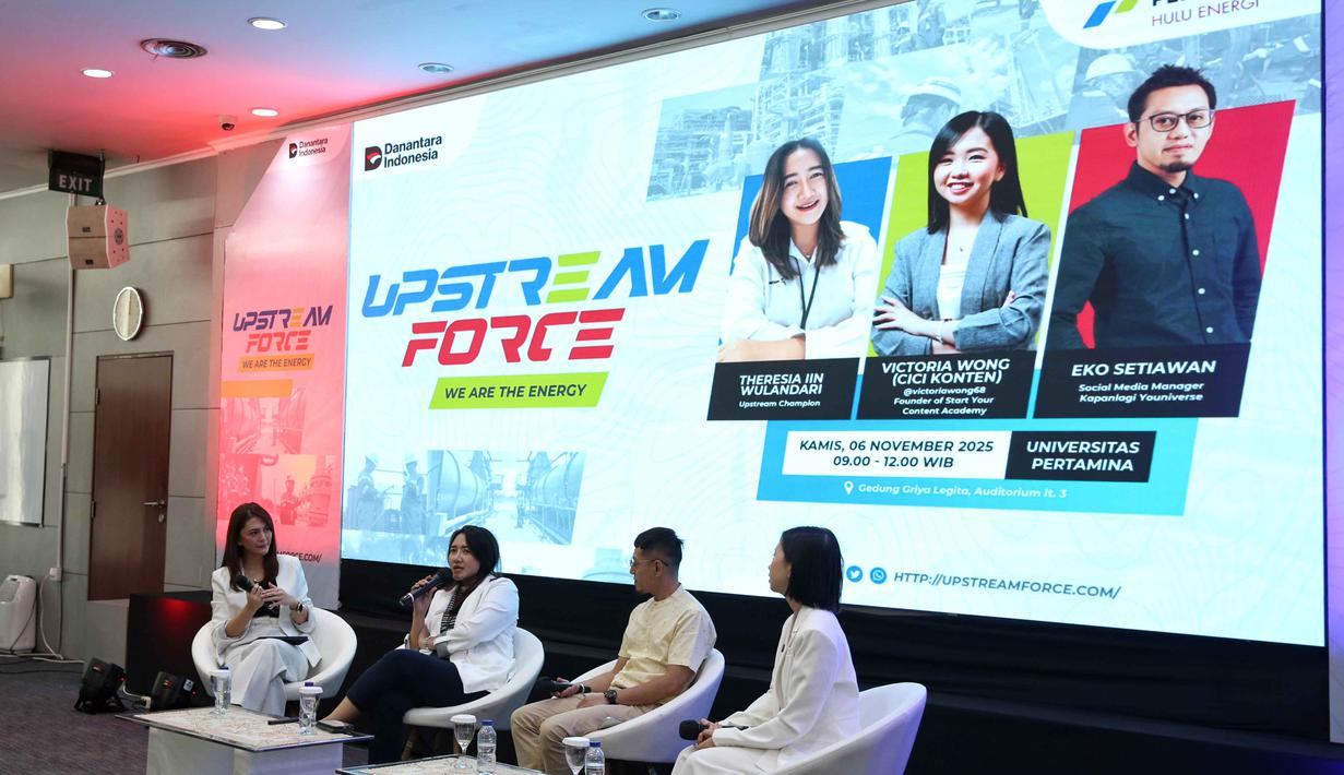 Upstream Champion, Theresia lin Wulandari (kedua kiri) saat menjawab pertanyaan peserta pada gelaran “Upstream Force We Are The Energy” di Auditorium Gedung Griya Legita, Lantai 3 Universitas Pertamina, Jakarta, Kamis (6/11/2025). (Fimela.com/Adrian Utama Putra)