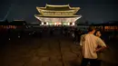 Gambar pada 4 Oktober 2019, wisatawan berdiri di halaman Istana Gyeongbokgung saat kunjungan malam di pusat Seoul, Korea Selatan. Kunjungan malam tersedia pada minggu ketiga dan keempat setiap bulan mulai dari 26 April sampai 31 Oktober, kecuali pada bulan Agustus. (Photo by Ed JONES / AFP)