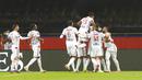 Para pemain tim Lyon melakukan selebrasi usai mencetak gol ke gawang Paris Saint-Germain pada pertandingan League One di Stadion Parc des Princes, Paris, Prancis, Minggu (13/12/2020). PSG kalah dari Lyon dengan skor 0-1. (AP Photo/Thibault Camus)