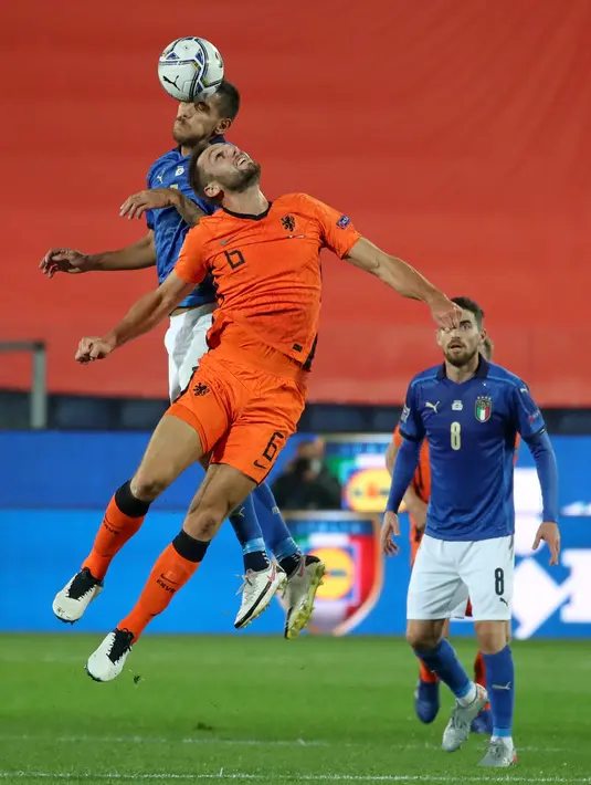 Pemain Belanda Stefan De Vrij berebut bola dengan pemain Italia Leonardo Spinazzola pada pertandingan UEFA Nations League di Azzurri d'Italia Stadium, Bergamo, Italia, Rabu (14/10/2020). Pertandingan berakhir dengan skor 1-1. (Stefano Nicoli/LaPresse via AP)