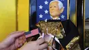 Boneka "Hina" dalam rupa Presiden AS, Joe Biden dipajang untuk perayaan Girls 'Day di Kyugetsu, pembuat boneka tradisional Jepang, di Tokyo, Rabu (27/1/2021). Setiap tahun, Kyugetsu memilih orang yang dianggap paling berpengaruh untuk dibuat sebagai boneka koleksi mereka. (AP Photo/Eugene Hoshiko)
