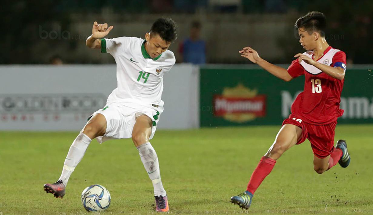 Gelandang Timnas Indonesia U-19, Feby Eka Putra, berusaha melewati pemain Filipina U-19 pada laga Piala AFF U-18 di Stadion Thuwunna, Myanmar, Kamis (7/9/2017). Indonesia menang 9-0 atas Filipina. (Liputan6.com/Yoppy Renato)