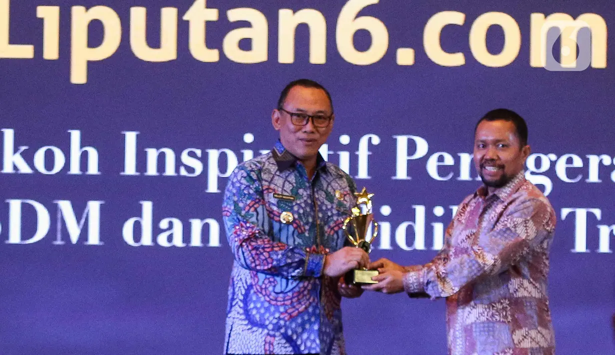 Chief Content Officer (COO) KapanLagi Youniverse, Wens Manggut  (kanan) memberikan plakat kepada Wali Kota Cilegon Helldy Agustian dalam penghargaan bertajuk Cita & Cipta 2024 di Shangrila Hotel, Jakarta, pada Rabu malam (31/7/2024). Helldy Agustian mendapatkan penghargaan dari Liputan6.com, sebagai Tokoh Inspiratif Penggerak Kemajuan SDM dan Pendidikan Transformatif. (Liputan6.com/Herman Zakharia)