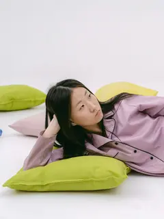 Sarung bantal berbahan katun organik memberikan kenyamanan saat tidur sehingga dapat menjalani aktivitas sehari-hari dengan optimal.(Foto/dok: Pexels/SHVETSproduction)