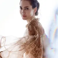 Intip gaya Pevita Pearce di sampul majalah Malaysia (@pevpearce)