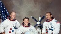 Foto resmi kru Skylab 4 Gerald P. Carr (kiri), Edward G. Gibson (Tengah)  dan William R. Pogue (Kanan)  (NASA)