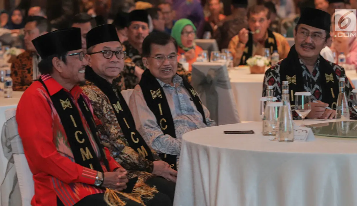 Wakil Presiden sekaligus Ketua Dewan Penasehat ICMI, Jusuf Kalla (kedua kanan), Ketua MPR Zulkifli Hasan, Ketua Umum ICMI Jimly Asshiddiqie dan Sekjen Mohammad Jafar Hafsah pada acara Halalbihalal ICMI yang bertajuk Rekonsiliasi untuk Bangsa di Jakarta, Jumat (5/6/2019). (Liputan6.com/HO/Job)