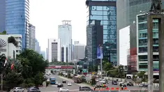 Sejumlah kendaraan melewati kawasan Bundaran HI, Jakarta, Kamis (1/1/2015). (Liputan6.com/Faizal Fanani)