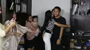 Anak kedua mantan pasangan Anang Hermansyah dengan Krisdayanti, Azriel Akbar Hermansyah mendapat pelukan dari pacarnya, Nia, saat perayaan ulang tahun yang ke-16 di kawasan Cinere, Depok, Senin (27/6). (Liputan6.com/Herman Zakharia)