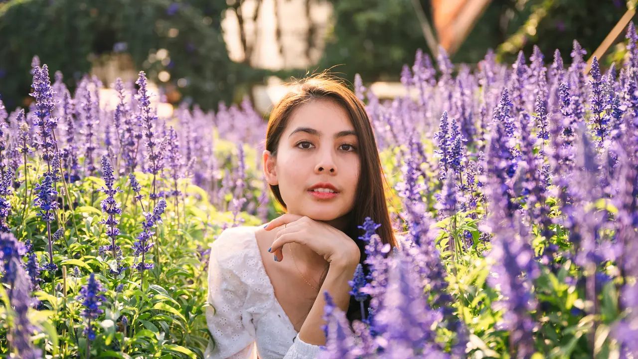 perempuan di kebun bunga