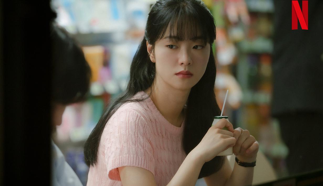 Jeon Yeo Been berperan sebagai karyawan bernama Jun Hee di tahun 2023 dan siswa SMA pemalu bernama Min Ju di tahun 1998. (Foto: Instagram/ netflixkr)