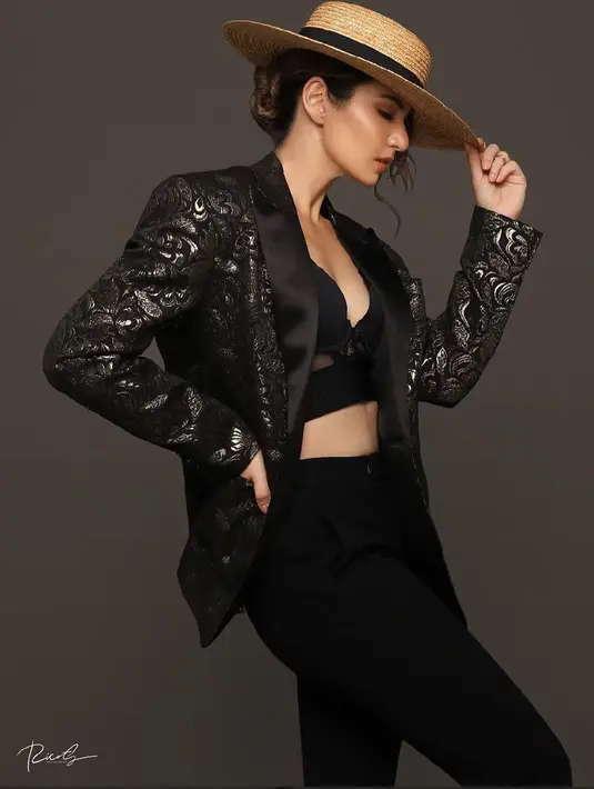 "Gue pernah disaat itu jangan gara-gara sudah nikah ini kayak biasa saja aman-aman saja jangan sampai kayak begitu lu tetap harus selalu mengusahakan selalu harus menumbuhkan kayak misalnya cinta zaman dulu yang waktu pacaran gitu-gitu loh,” jelasnya. (Instagram/ramadhaniabakrie)