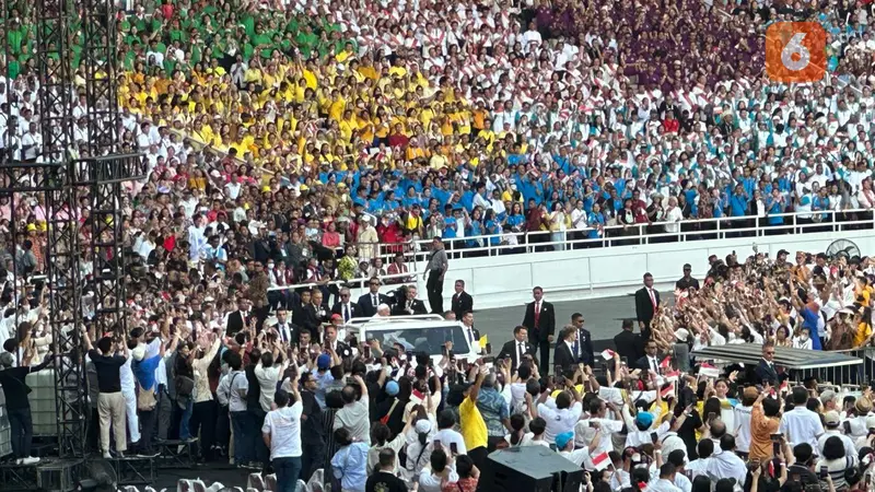 Paus Fransiskus berkeliling Stadion Utama GBK untuk menyapa umat yang menghadiri Misa Akbar pada Kamis (5/9/2024). (Liputan6.com/Benedikta Miranti)