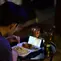 11 Ciri Orang yang Suka Makan Sambil Menonton Menurut Psikologi