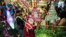 Pernak-pernik Natal menghiasi toko di Pasar Asemka, Glodok, Jakarta, Kamis (12/12/2019). Umat Kristiani mulai mendatangi pusat perbelanjaan untuk berburu pernak-pernik penghias rumah dan pohon Natal. (Liputan6.com/Faizal Fanani)