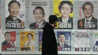 Seorang pria melihat poster calon presiden di sebuah jalan di Seoul, Korea Selatan. (AP Photo/Ahn Young-joon)