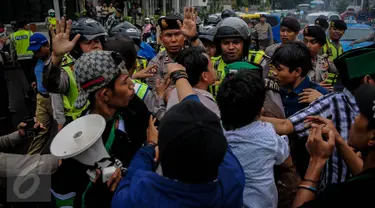 Aktivis HMI beradu mulut dengan polisi saat melakukan demo di Jalan Cikini, Jakarta, Sabtu (8/10). Mereka menuntut Basuki Tjahaja Purnama (Ahok) mempertanggungjawabkan pernyataannya yang dinilai mencederai kitab suci Alquran. (Liputan6.com/Faizal Fanani)