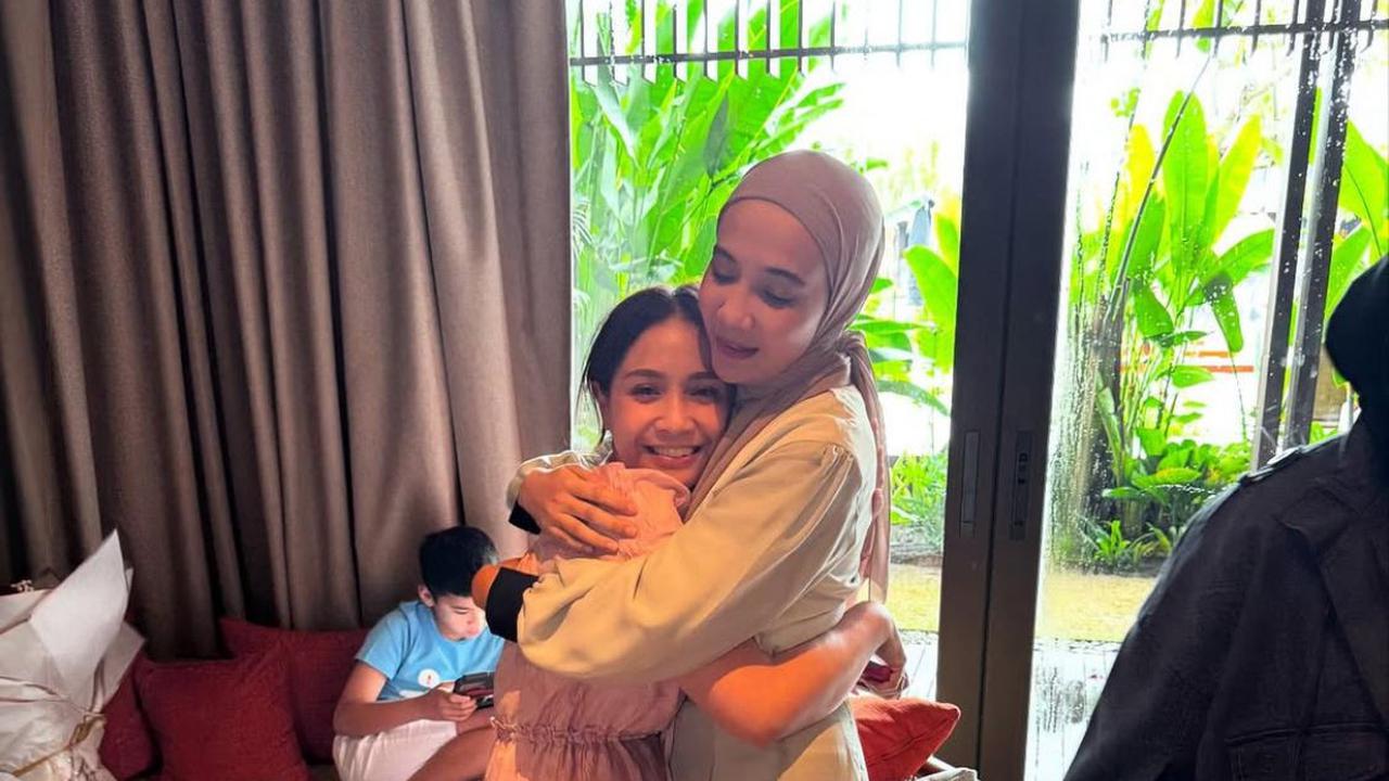 Momen Mengharukan Zaskia Sungkar dan Nagita Slavina Berpelukan, Bukti Persahabatan Sejati