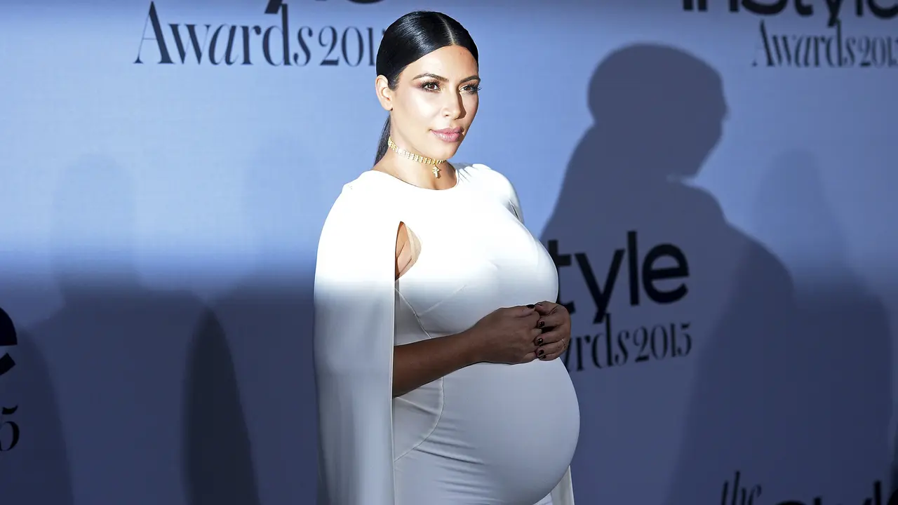 20151027-Kim Kardashian Pamer Perut Buncit di InStyle Awards-California