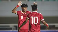 Selebrasi pemain Timnas Indonesia U-17, Arkhan Kaka (kiri) usai menjebol gawang Timnas Guam U-17 dalam pertandingan Grup B Kualifikasi Piala Asia U-17 2023 yang berlangsung di Stadion Pakansari, Bogor, Senin (3/10/2022). Pemain milik Persis Solo yunior ini menjadi pemain termuda dalam skuad Timnas Indonesia U-20 yang kini baru berusia 15 tahun. Sebelumnya ia telah memperkuat Timnas Indonesia U-16 dan U-17 dan telah mengoleksi total 9 gol, dua gol bersama Timnas U-16 dan tujuh gol bareng Timnas U-17. (Bola.com/Bagaskara Lazuardi)