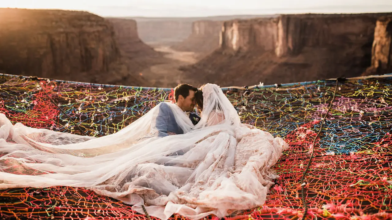 [Bintang] Nikah di Ketinggian, Foto-foto Pasangan Ini Bikin Jantung Longsor