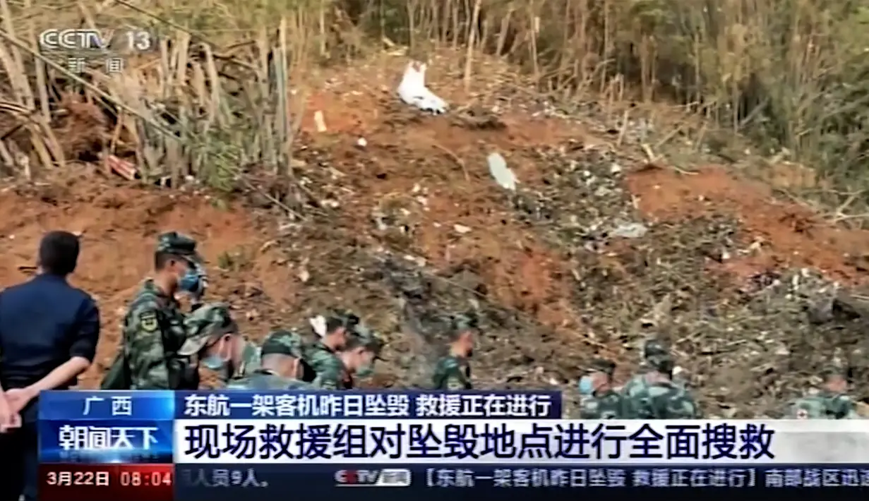 Tentara melakukan operasi pencarian di lokasi kecelakaan pesawat maskapai China Eastern Airline di Tengxian, Daerah Otonomi Guangxi Zhuang, Selasa (22/3/2022). Ada 132 orang di pesawat Boeing 737-800 tersebut, termasuk kru, yang jatuh pada Senin (21/3). (CCTV via AP Video)
