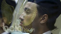 Ezra Walian pesepak bola naturalisasi asal Belanda menjalani proses pengambilan sumpah menjadi WNI pada Kamis (18/5/2017) di Kanwil Menhukham, Jakarta. (Bola.com/Peksi Cahyo)
