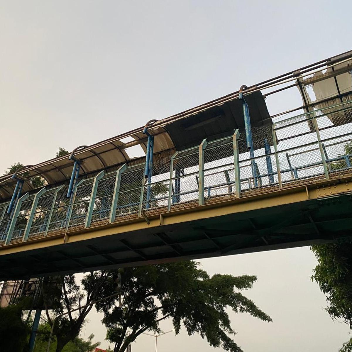 JPO di Kebon Jeruk Jakbar Rusak
