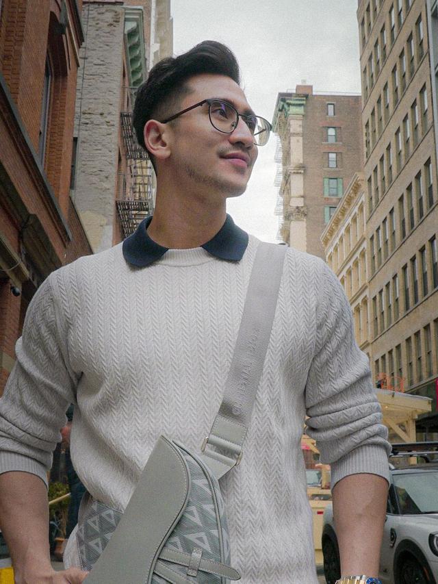 7 Potret Verrell Bramasta Tampil Makin Dewasa dengan Berkumis