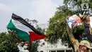 Pengunjuk rasa mengikuti aksi solidaritas untuk Palestina di depan Kedubes Amerika Serikat, Jumat (21/5/2021). Aksi yang diikuti berbagai elemen masyarakat dan ormas itu mengutuk serangan Israel dan mengajak masyarakat Indonesia untuk mendukung dan membantu Palestina. (Liputan6.com/Faizal Fanani)