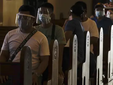 Warga menunggu untuk diinokulasi dengan vaksin COVID-19 produksi AstraZeneca di dalam gereja Paroki Hati Kudus Yesus di Quezon City, Filipina, Senin (17/5/2021). Sempat ditangguhkan, Filipina melanjutkan penggunaan vaksin AstraZeneca pada penduduk berumur di bawah 60 tahun. (AP Photo/Aaron Favila)