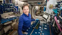 Astronot ISS sedang meneliti mikroba asing yang mereka temukan di luar angkasa. (Foto: NASA)