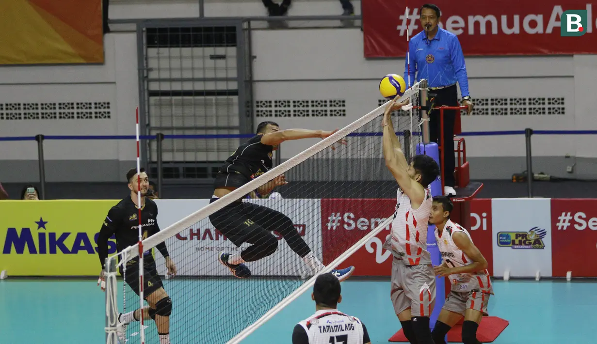 Pemain Jakarta Pertamina Pertamax, Hernanada Zulfi (kiri) melepaskan smes saat melawan Surabaya Bhayangkara Samator pada laga PLN Mobile Proliga 2022 di Padepokan Voli Jenderal Polisi Kunarto, Sentul, Sabtu (29/1/2022). (Bola.com/M Iqbal Ichsan)