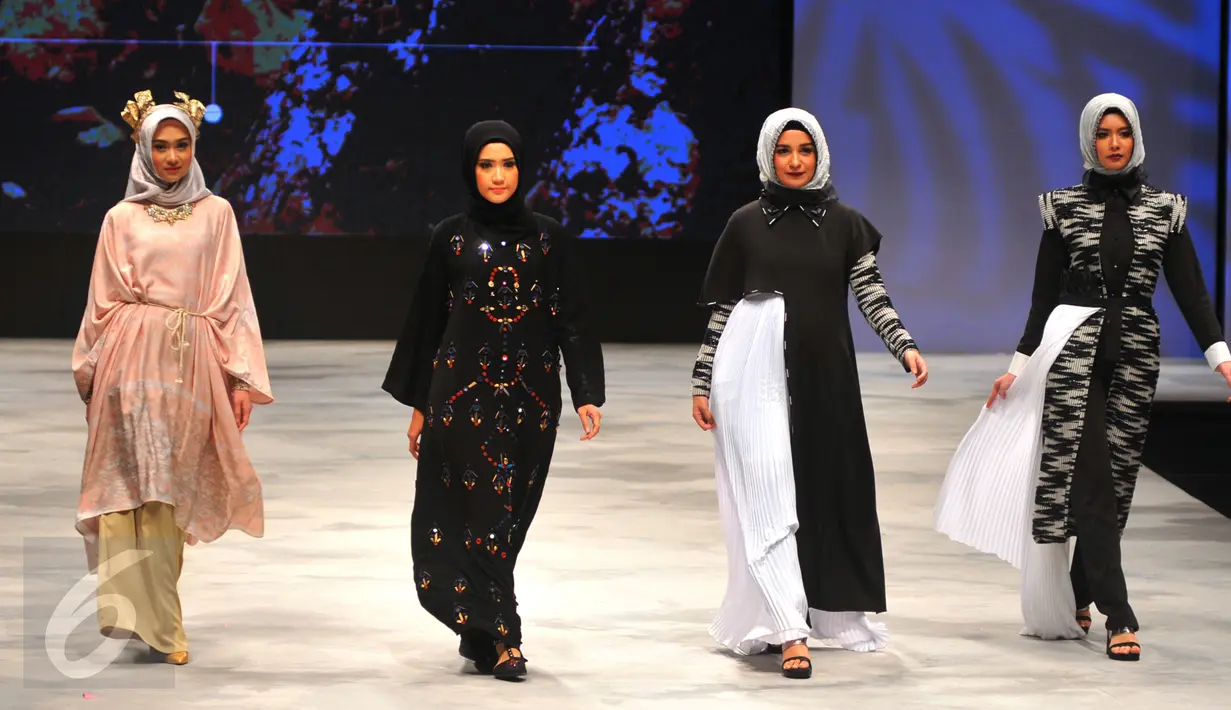 Model mengenakan busana rancangan Zaskia Sungkar pada Indonesia Fashion Week (IFW) 2016 di JCC Senayan, Jakarta, Jum'at, (11/03). Zaskia Sungkar menampilkan busana - busana muslim yang bertema hitam-putih. (Liputan6.com/Faisal R Syam)