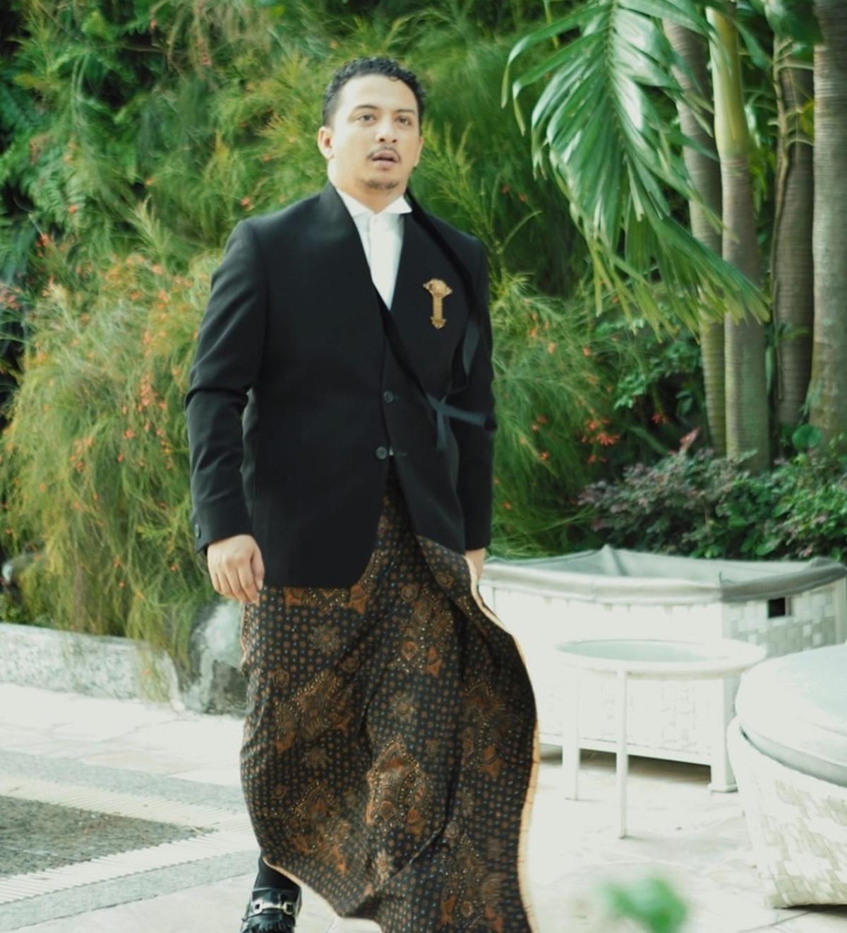 Pada tahun 2017, Sal Priadi merilis single perdananya yang berjudul "Kultusan". Satu tahun kemudian, ia meluncurkan lagu "Ikat Aku Di Tulang Belikatmu" yang membawanya masuk nominasi Artis Solo Pria Pop Terbaik di Ajang Anugerah Musik Indonesia.<br><br>