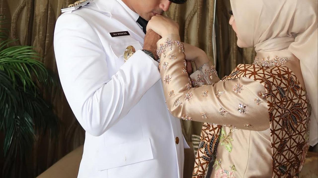 Potret Margin Wieheerm Tampil Anggun Berkebaya Dampingi Ali Syakieb saat Pelantikan Wakil Bupati Bandung