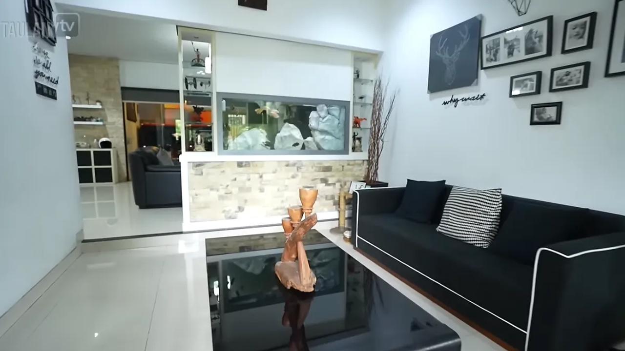 Andre kemudian diajak masuk ke bagian dalam rumah. Saat masuk langsung menuju ke ruang tamu.&nbsp;<br>